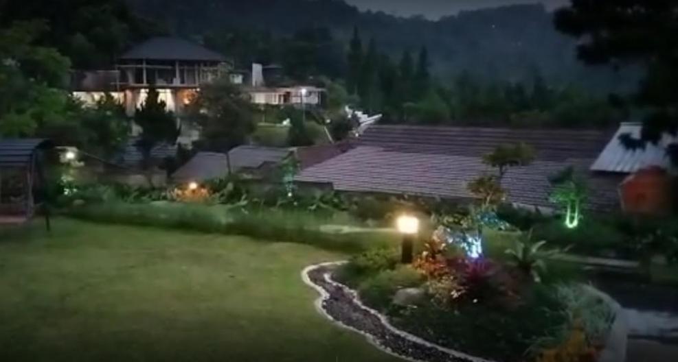 Villa Chacha At Macarena, Megamendung Kültér fotó